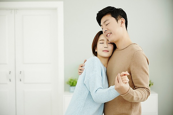 포토 JPG 여자 남자 신혼부부 실내 서기 웃음 상반신 20대 성인 두명 옆모습 30대 기댐 다정 한국인 춤 신혼생활 성인만 국내포토 부부 뷰포인트 컨셉 모션 문화예술 표정 사람 동양인 청년 내부 장년 신혼 파일형식 커플 인종 관계