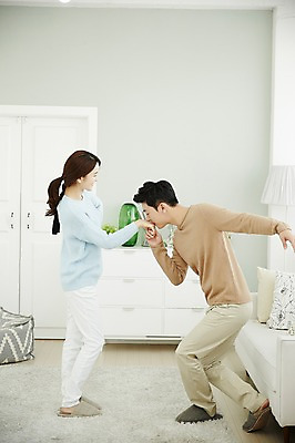 포토 JPG 전신 손 여자 남자 신혼부부 키스 실내 서기 웃음 20대 성인 두명 옆모습 30대 다정 한국인 춤 신혼생활 성인만 국내포토 부부 뷰포인트 컨셉 모션 문화예술 표정 사람 동양인 청년 내부 신체부위 장년 애정표현 신혼 파일형식