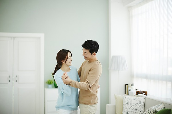 포토 JPG 여자 남자 신혼부부 실내 서기 웃음 상반신 20대 성인 두명 옆모습 30대 마주보기 다정 한국인 춤 신혼생활 성인만 국내포토 부부 뷰포인트 컨셉 모션 문화예술 표정 사람 동양인 청년 내부 장년 신혼 파일형식