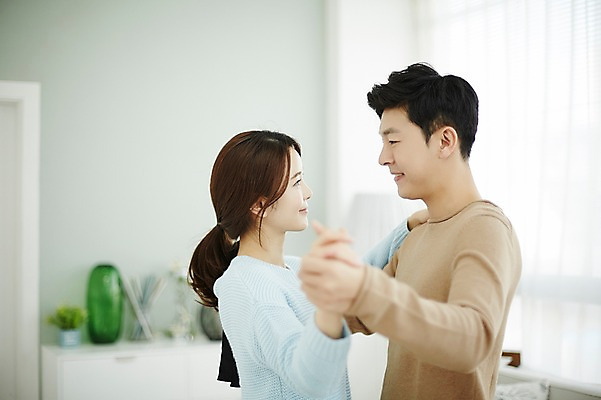 포토 JPG 여자 남자 신혼부부 실내 서기 웃음 상반신 20대 성인 두명 옆모습 30대 마주보기 다정 한국인 춤 신혼생활 성인만 국내포토 부부 뷰포인트 컨셉 모션 문화예술 표정 사람 동양인 청년 내부 장년 신혼 파일형식