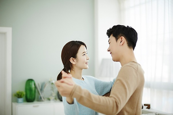 포토 JPG 여자 남자 신혼부부 실내 서기 웃음 상반신 20대 성인 두명 옆모습 30대 마주보기 다정 한국인 춤 신혼생활 성인만 국내포토 부부 뷰포인트 컨셉 모션 문화예술 표정 사람 동양인 청년 내부 장년 신혼 파일형식