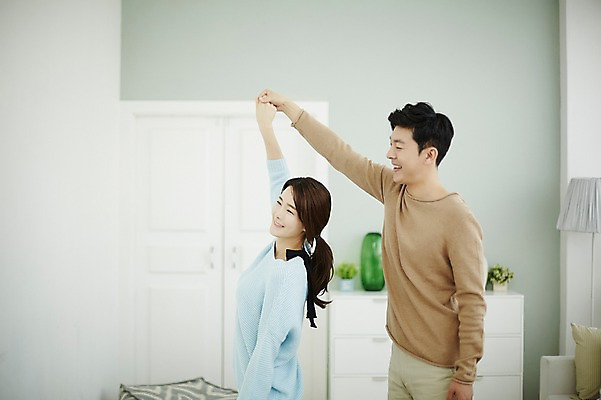 포토 JPG 여자 남자 신혼부부 실내 서기 웃음 상반신 20대 성인 두명 옆모습 30대 손잡기 다정 한국인 춤 신혼생활 성인만 국내포토 부부 뷰포인트 컨셉 모션 문화예술 표정 사람 동양인 청년 내부 장년 신혼 파일형식