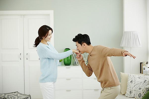 포토 JPG 손 여자 남자 신혼부부 키스 실내 서기 웃음 상반신 20대 성인 두명 옆모습 30대 다정 한국인 춤 신혼생활 성인만 국내포토 부부 뷰포인트 컨셉 모션 문화예술 표정 사람 동양인 청년 내부 신체부위 장년 애정표현 신혼 파일형식