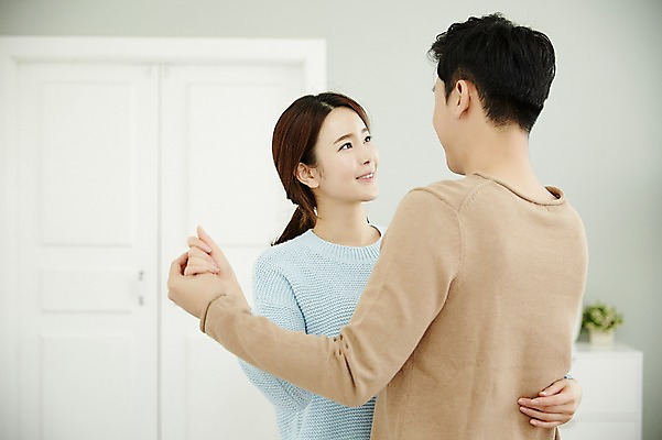 포토 JPG 여자 남자 신혼부부 안기 실내 서기 웃음 상반신 20대 성인 두명 옆모습 뒷모습 30대 손잡기 다정 한국인 춤 신혼생활 성인만 국내포토 부부 뷰포인트 컨셉 모션 문화예술 표정 사람 동양인 청년 내부 장년 신혼 파일형식