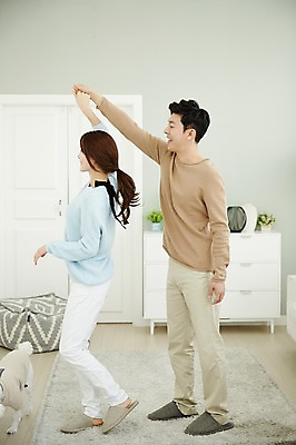 포토 JPG 전신 여자 남자 신혼부부 실내 서기 웃음 20대 성인 두명 옆모습 30대 손잡기 다정 한국인 춤 신혼생활 성인만 국내포토 부부 뷰포인트 컨셉 모션 문화예술 표정 사람 동양인 청년 내부 장년 신혼 파일형식