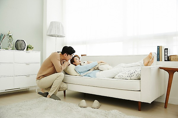 포토 JPG 전신 한마리 여자 남자 신혼부부 안기 실내 앉기 20대 성인 두명 옆모습 30대 소파 눕기 다정 한국인 잠 강아지 반려 신혼생활 성인만 딩펫족 펫팸족 국내포토 1 라이프스타일 부부 뷰포인트 컨셉 의자 모션 사람 동양인 청년 내부 장년 반려동물 개 신혼 신조어 파일형식