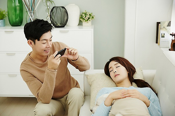 포토 JPG 한마리 여자 남자 신혼부부 안기 실내 웃음 앉기 상반신 20대 성인 두명 앞모습 30대 소파 눕기 사진촬영 다정 한국인 잠 강아지 반려 신혼생활 성인만 딩펫족 펫팸족 국내포토 1 라이프스타일 부부 뷰포인트 컨셉 의자 모션 표정 사람 동양인 청년 내부 장년 반려동물 촬영 개 신혼 신조어 파일형식