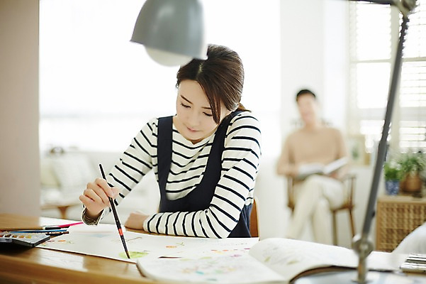 포토 JPG 여자 남자 신혼부부 색연필 실내 앉기 상반신 20대 성인 두명 앞모습 아웃포커스 30대 다정 물감 한국인 붓 그리기 그림 신혼생활 성인만 국내포토 부부 뷰포인트 컨셉 모션 학용품 촬영기법 사람 동양인 청년 내부 장년 미술도구 신혼 파일형식