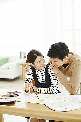 포토 JPG 여자 남자 신혼부부 색연필 실내 서기 웃음 앉기 상반신 20대 성인 두명 앞모습 옆모습 30대 다정 물감 한국인 붓 그리기 그림 신혼생활 성인만 국내포토 부부 뷰포인트 컨셉 모션 학용품 표정 사람 동양인 청년 내부 장년 미술도구 신혼 파일형식