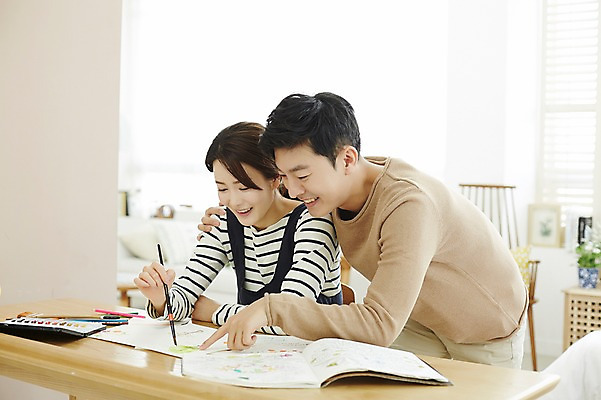 포토 JPG 여자 남자 신혼부부 실내 서기 웃음 앉기 상반신 20대 성인 두명 앞모습 옆모습 30대 다정 한국인 가리킴 그리기 그림 신혼생활 성인만 국내포토 부부 뷰포인트 컨셉 모션 표정 사람 동양인 손짓 청년 내부 장년 신혼 파일형식