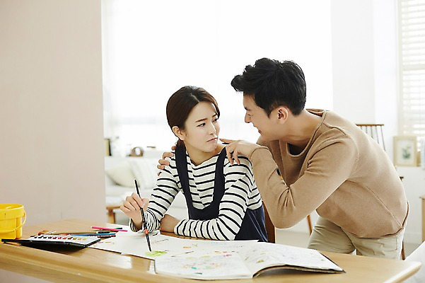 포토 JPG 여자 남자 신혼부부 색연필 실내 서기 웃음 앉기 상반신 20대 성인 두명 앞모습 옆모습 30대 다정 물감 한국인 붓 그리기 그림 신혼생활 성인만 국내포토 부부 뷰포인트 컨셉 모션 학용품 표정 사람 동양인 청년 내부 장년 미술도구 신혼 파일형식