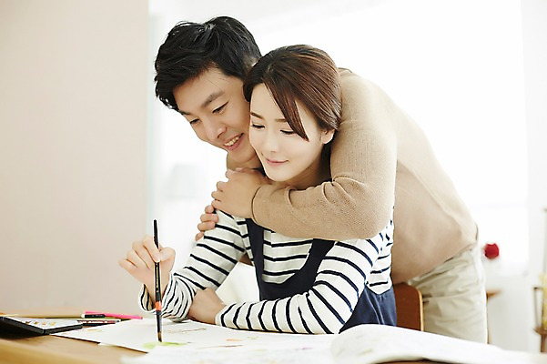 포토 JPG 여자 남자 신혼부부 색연필 실내 웃음 앉기 상반신 20대 성인 두명 앞모습 30대 다정 물감 한국인 붓 그리기 그림 백허그 신혼생활 성인만 국내포토 부부 뷰포인트 컨셉 모션 포옹 학용품 표정 사람 동양인 청년 내부 장년 미술도구 신혼 파일형식