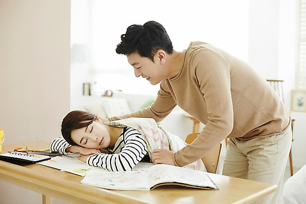 포토 JPG 여자 남자 신혼부부 실내 서기 웃음 앉기 상반신 20대 성인 두명 옆모습 30대 다정 한국인 잠 그리기 담요 그림 덮기 신혼생활 성인만 국내포토 부부 뷰포인트 컨셉 모션 표정 사람 동양인 청년 내부 장년 신혼 파일형식