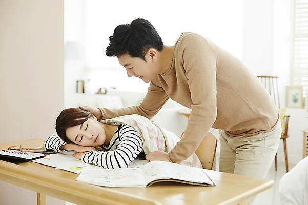 포토 JPG 여자 남자 신혼부부 실내 웃음 앉기 상반신 20대 성인 두명 옆모습 30대 다정 한국인 잠 그리기 담요 그림 덮기 신혼생활 성인만 국내포토 부부 뷰포인트 컨셉 모션 표정 사람 동양인 청년 내부 장년 신혼 파일형식 커플 인종 관계