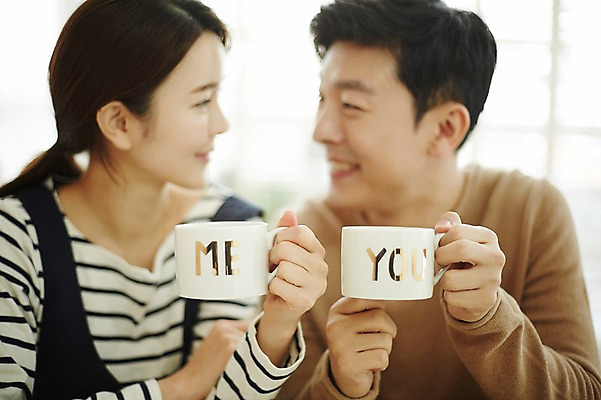 포토 JPG 여자 남자 신혼부부 실내 웃음 들기 앉기 상반신 20대 성인 두명 앞모습 아웃포커스 컵 30대 마주보기 다정 한국인 신혼생활 성인만 국내포토 식기 부부 뷰포인트 컨셉 모션 촬영기법 표정 사람 동양인 청년 내부 장년 신혼 파일형식