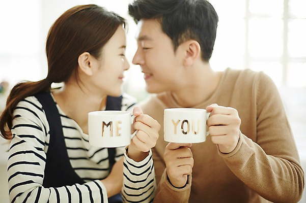 포토 JPG 여자 남자 신혼부부 실내 웃음 들기 앉기 상반신 20대 성인 두명 앞모습 아웃포커스 컵 30대 마주보기 다정 한국인 신혼생활 성인만 국내포토 식기 부부 뷰포인트 컨셉 모션 촬영기법 표정 사람 동양인 청년 내부 장년 신혼 파일형식