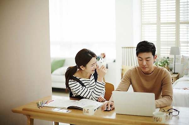 포토 JPG 여자 남자 신혼부부 실내 웃음 앉기 상반신 20대 성인 두명 앞모습 옆모습 30대 노트북 사진촬영 다정 한국인 책상 폴라로이드 신혼생활 성인만 국내포토 부부 뷰포인트 가구 컨셉 모션 표정 사람 동양인 청년 내부 장년 전자제품 카메라 촬영 신혼 파일형식
