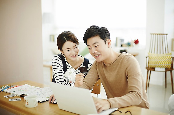 포토 JPG 여자 남자 신혼부부 실내 웃음 앉기 상반신 20대 성인 두명 앞모습 30대 노트북 다정 한국인 업무 책상 폴라로이드사진 신혼생활 성인만 국내포토 부부 뷰포인트 가구 컨셉 모션 표정 사람 동양인 청년 내부 장년 전자제품 작업 신혼 폴라로이드 파일형식