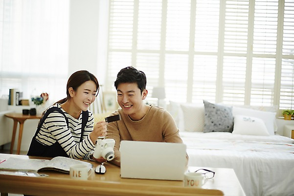 포토 JPG 여자 남자 신혼부부 실내 웃음 앉기 상반신 20대 성인 두명 앞모습 옆모습 30대 노트북 다정 한국인 업무 책상 폴라로이드 폴라로이드사진 신혼생활 성인만 국내포토 부부 뷰포인트 가구 컨셉 모션 표정 사람 동양인 청년 내부 장년 전자제품 카메라 작업 신혼 파일형식