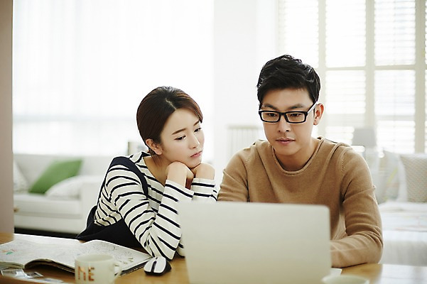 포토 JPG 여자 남자 신혼부부 실내 앉기 상반신 20대 성인 두명 앞모습 옆모습 30대 노트북 턱괴기 다정 한국인 업무 책상 신혼생활 성인만 국내포토 부부 뷰포인트 가구 컨셉 모션 사람 동양인 청년 내부 장년 전자제품 작업 신혼 파일형식