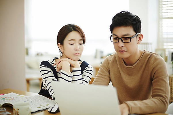 포토 JPG 여자 남자 신혼부부 실내 웃음 앉기 상반신 20대 성인 두명 앞모습 30대 노트북 다정 한국인 업무 책상 신혼생활 성인만 국내포토 부부 뷰포인트 가구 컨셉 모션 표정 사람 동양인 청년 내부 장년 전자제품 작업 신혼 파일형식