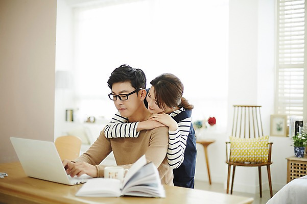 포토 JPG 여자 남자 신혼부부 실내 서기 웃음 앉기 상반신 20대 성인 두명 옆모습 30대 노트북 다정 한국인 업무 책상 백허그 신혼생활 성인만 국내포토 부부 뷰포인트 가구 컨셉 모션 포옹 표정 사람 동양인 청년 내부 장년 전자제품 작업 신혼 파일형식