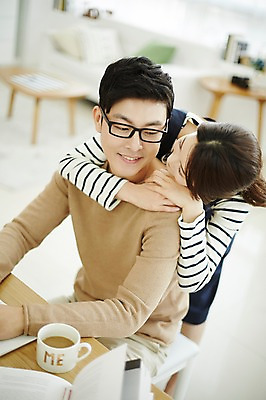 포토 JPG 여자 남자 신혼부부 실내 서기 웃음 앉기 상반신 20대 성인 두명 앞모습 30대 다정 한국인 책상 백허그 신혼생활 성인만 국내포토 부부 뷰포인트 가구 컨셉 모션 포옹 표정 사람 동양인 청년 내부 장년 신혼 파일형식