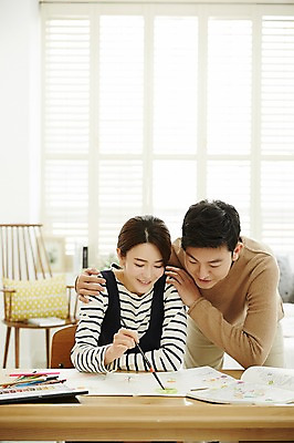 포토 JPG 여자 남자 신혼부부 실내 서기 웃음 앉기 상반신 20대 성인 두명 앞모습 30대 다정 한국인 그리기 책상 그림 신혼생활 성인만 국내포토 부부 뷰포인트 가구 컨셉 모션 표정 사람 동양인 청년 내부 장년 신혼 파일형식