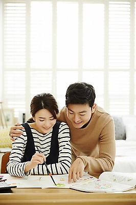 포토 JPG 여자 남자 신혼부부 실내 서기 웃음 앉기 상반신 20대 성인 두명 앞모습 30대 다정 한국인 가리킴 붓 그리기 책상 그림 신혼생활 성인만 국내포토 부부 뷰포인트 가구 컨셉 모션 표정 사람 동양인 손짓 청년 내부 장년 신혼 파일형식 커플 생활용품 인종 관계 오브젝트