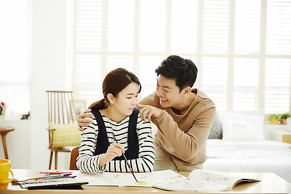 포토 JPG 여자 남자 신혼부부 실내 서기 웃음 앉기 상반신 20대 성인 두명 앞모습 30대 다정 물감 한국인 붓 볼 그리기 책상 그림 찌르기 신혼생활 성인만 국내포토 부부 뷰포인트 가구 컨셉 모션 표정 사람 동양인 청년 내부 신체부위 장년 미술도구 신혼 파일형식