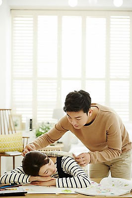 포토 JPG 여자 남자 엎드리기 신혼부부 실내 서기 앉기 상반신 20대 성인 두명 앞모습 30대 다정 한국인 잠 담요 책상 그림 덮기 신혼생활 성인만 국내포토 부부 뷰포인트 가구 컨셉 모션 사람 동양인 청년 내부 장년 신혼 파일형식 커플 생활용품 인종 관계 오브젝트