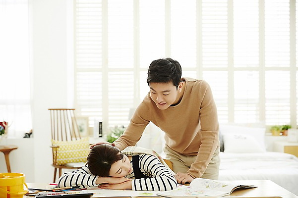 포토 JPG 여자 남자 엎드리기 신혼부부 실내 서기 웃음 앉기 상반신 20대 성인 두명 앞모습 30대 다정 한국인 잠 담요 책상 그림 덮기 신혼생활 성인만 국내포토 부부 뷰포인트 가구 컨셉 모션 표정 사람 동양인 청년 내부 장년 신혼 파일형식