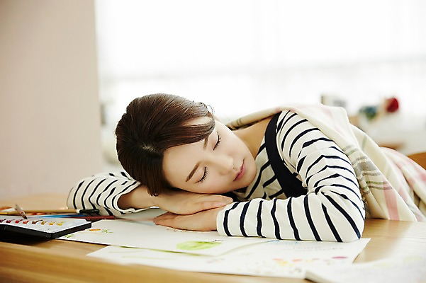 포토 JPG 여자 엎드리기 실내 한명 앉기 상반신 20대 성인 앞모습 한국인 잠 담요 책상 그림 덮기 성인여자한명만 국내포토 1 뷰포인트 가구 모션 사람 동양인 청년 내부 여자한명만 성인여자만 파일형식 생활용품 인종 여자만 성인만 오브젝트