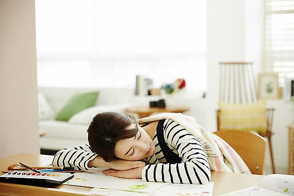 포토 JPG 여자 엎드리기 의자 실내 한명 앉기 상반신 20대 성인 앞모습 한국인 잠 담요 책상 그림 덮기 성인여자한명만 국내포토 1 뷰포인트 가구 모션 사람 동양인 청년 내부 여자한명만 성인여자만 파일형식