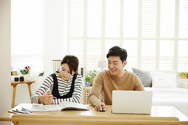 포토 JPG 여자 남자 신혼부부 실내 웃음 앉기 상반신 20대 성인 두명 앞모습 30대 노트북 다정 한국인 업무 책상 신혼생활 성인만 국내포토 부부 뷰포인트 가구 컨셉 모션 표정 사람 동양인 청년 내부 장년 전자제품 작업 신혼 파일형식
