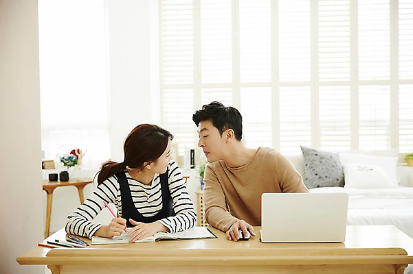 포토 JPG 여자 남자 신혼부부 실내 웃음 앉기 상반신 20대 성인 두명 앞모습 30대 노트북 다정 한국인 가림 업무 책상 신혼생활 성인만 국내포토 부부 뷰포인트 가구 컨셉 모션 표정 사람 동양인 청년 내부 장년 전자제품 작업 신혼 파일형식