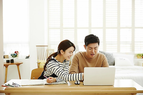 포토 JPG 여자 남자 신혼부부 실내 웃음 앉기 상반신 20대 성인 두명 앞모습 30대 노트북 다정 한국인 업무 책상 신혼생활 성인만 국내포토 부부 뷰포인트 가구 컨셉 모션 표정 사람 동양인 청년 내부 장년 전자제품 작업 신혼 파일형식