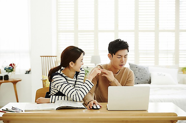 포토 JPG 여자 남자 신혼부부 실내 웃음 앉기 상반신 20대 성인 두명 앞모습 30대 노트북 다정 한국인 책상 신혼생활 성인만 국내포토 부부 뷰포인트 가구 컨셉 모션 표정 사람 동양인 청년 내부 장년 전자제품 신혼 파일형식