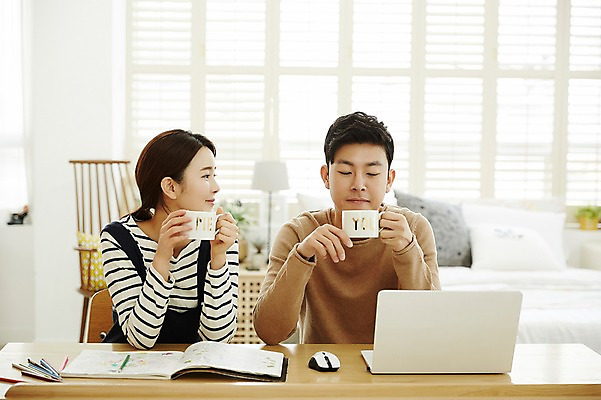포토 JPG 여자 남자 커피 신혼부부 실내 웃음 앉기 상반신 20대 성인 두명 앞모습 30대 노트북 다정 한국인 책상 신혼생활 성인만 국내포토 부부 음료 뷰포인트 가구 컨셉 모션 표정 사람 동양인 청년 내부 장년 전자제품 신혼 파일형식 커플 생활용품 인종 관계 오브젝트