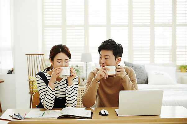 포토 JPG 여자 남자 커피 신혼부부 실내 웃음 앉기 상반신 20대 성인 두명 앞모습 30대 노트북 다정 한국인 마시기 책상 신혼생활 성인만 국내포토 부부 음료 뷰포인트 가구 컨셉 모션 표정 사람 동양인 청년 내부 장년 전자제품 신혼 파일형식