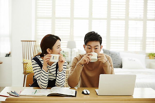 포토 JPG 여자 남자 커피 신혼부부 실내 웃음 앉기 상반신 20대 성인 두명 앞모습 30대 노트북 다정 한국인 마시기 책상 신혼생활 성인만 국내포토 부부 음료 뷰포인트 가구 컨셉 모션 표정 사람 동양인 청년 내부 장년 전자제품 신혼 파일형식