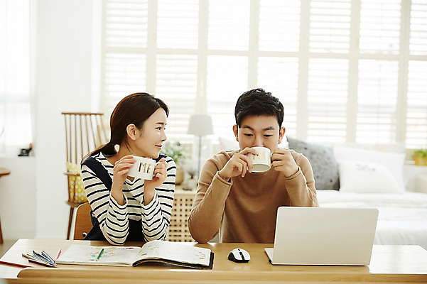 포토 JPG 여자 남자 커피 신혼부부 실내 웃음 앉기 상반신 20대 성인 두명 앞모습 30대 노트북 다정 한국인 마시기 책상 신혼생활 성인만 국내포토 부부 음료 뷰포인트 가구 컨셉 모션 표정 사람 동양인 청년 내부 장년 전자제품 신혼 파일형식
