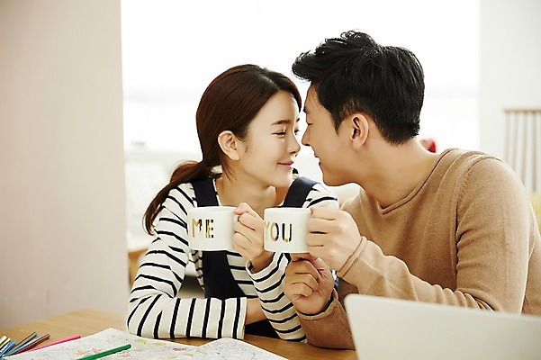 포토 JPG 여자 남자 신혼부부 실내 웃음 들기 앉기 상반신 20대 성인 두명 앞모습 컵 30대 마주보기 다정 한국인 책상 신혼생활 성인만 국내포토 식기 부부 뷰포인트 가구 컨셉 모션 표정 사람 동양인 청년 내부 장년 신혼 파일형식 커플 생활용품 인종 관계 오브젝트