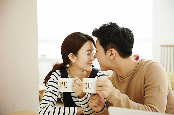 포토 JPG 여자 남자 신혼부부 실내 웃음 들기 앉기 상반신 20대 성인 두명 앞모습 컵 30대 마주보기 다정 한국인 신혼생활 성인만 국내포토 식기 부부 뷰포인트 컨셉 모션 표정 사람 동양인 청년 내부 장년 신혼 파일형식