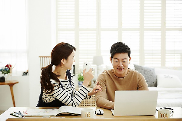 포토 JPG 여자 남자 신혼부부 실내 웃음 앉기 상반신 20대 성인 두명 앞모습 옆모습 30대 노트북 사진촬영 다정 한국인 업무 책상 폴라로이드 신혼생활 성인만 국내포토 부부 뷰포인트 가구 컨셉 모션 표정 사람 동양인 청년 내부 장년 전자제품 카메라 촬영 작업 신혼 파일형식