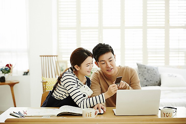 포토 JPG 여자 남자 신혼부부 실내 웃음 상반신 20대 성인 두명 앞모습 옆모습 30대 노트북 다정 한국인 책상 폴라로이드 폴라로이드사진 신혼생활 성인만 국내포토 부부 뷰포인트 가구 컨셉 표정 사람 동양인 청년 내부 장년 전자제품 카메라 신혼 파일형식