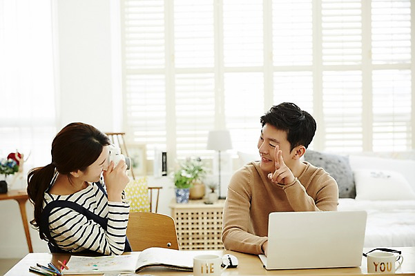 포토 JPG 여자 남자 신혼부부 실내 웃음 앉기 상반신 20대 성인 두명 앞모습 30대 노트북 사진촬영 다정 한국인 책상 브이 폴라로이드 신혼생활 성인만 국내포토 부부 뷰포인트 가구 컨셉 모션 표정 사람 동양인 손짓 청년 내부 장년 전자제품 카메라 촬영 신혼 파일형식