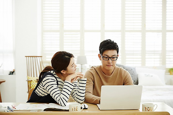 포토 JPG 여자 남자 의자 신혼부부 실내 웃음 앉기 상반신 20대 성인 두명 앞모습 옆모습 30대 노트북 다정 한국인 업무 책상 신혼생활 성인만 국내포토 부부 뷰포인트 가구 컨셉 모션 표정 사람 동양인 청년 내부 장년 전자제품 작업 신혼 파일형식