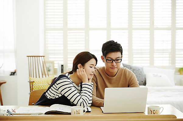 포토 JPG 여자 남자 신혼부부 실내 웃음 앉기 상반신 20대 성인 두명 앞모습 옆모습 30대 노트북 다정 한국인 업무 책상 신혼생활 애교 성인만 국내포토 부부 뷰포인트 가구 컨셉 모션 표정 사람 동양인 청년 내부 장년 전자제품 작업 신혼 파일형식