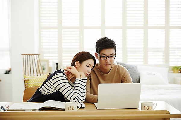 포토 JPG 여자 남자 신혼부부 실내 웃음 앉기 상반신 20대 성인 두명 앞모습 옆모습 30대 노트북 다정 한국인 업무 책상 신혼생활 성인만 국내포토 부부 뷰포인트 가구 컨셉 모션 표정 사람 동양인 청년 내부 장년 전자제품 작업 신혼 파일형식